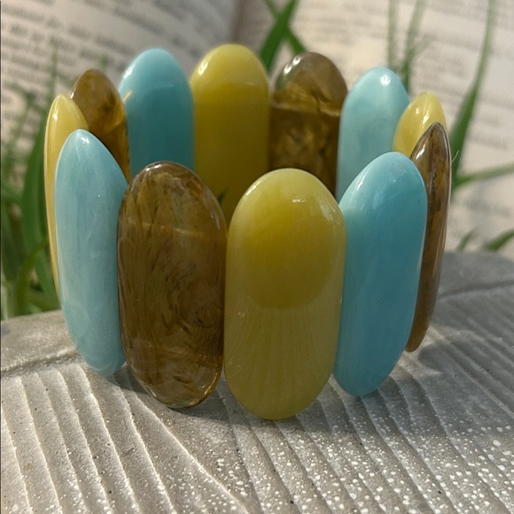 Lucite stretch Bracelet chunky oblong pieces of light blue, celery green, amber - Picture 4 of 9